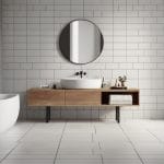 Bano minimalista con azulejos blancos limpios